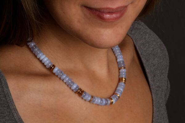 Chalcedoncollier mit Goldelementen