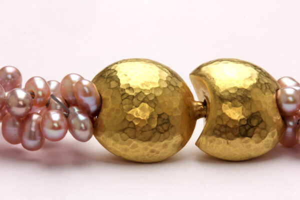Perlencollier 3-reihig, ineinander gedreht, auf Stahlseil aufgezogen, mit geschmiedeter Schmuckschließe in Gold