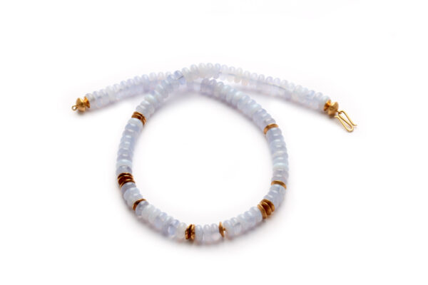 Chalcedoncollier mit Goldelementen