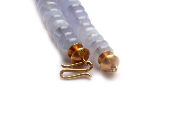 Chalcedoncollier mit Goldelementen