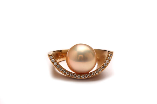 Ring in Wachs modelliert, in Gold gegossen, mattiert, mit Perle und Diamanten