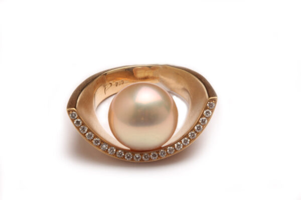 Ring in Wachs modelliert, in Gold gegossen, mattiert, mit Perle und Diamanten
