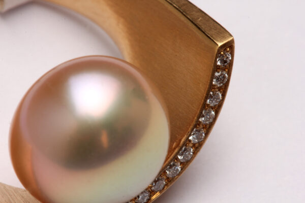 Ring in Wachs modelliert, in Gold gegossen, mattiert, mit Perle und Diamanten