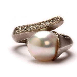 Ring in Wachs modelliert, in Palladium gegossen, mit Diamanten von Meisterhand gefaßt und Perle
