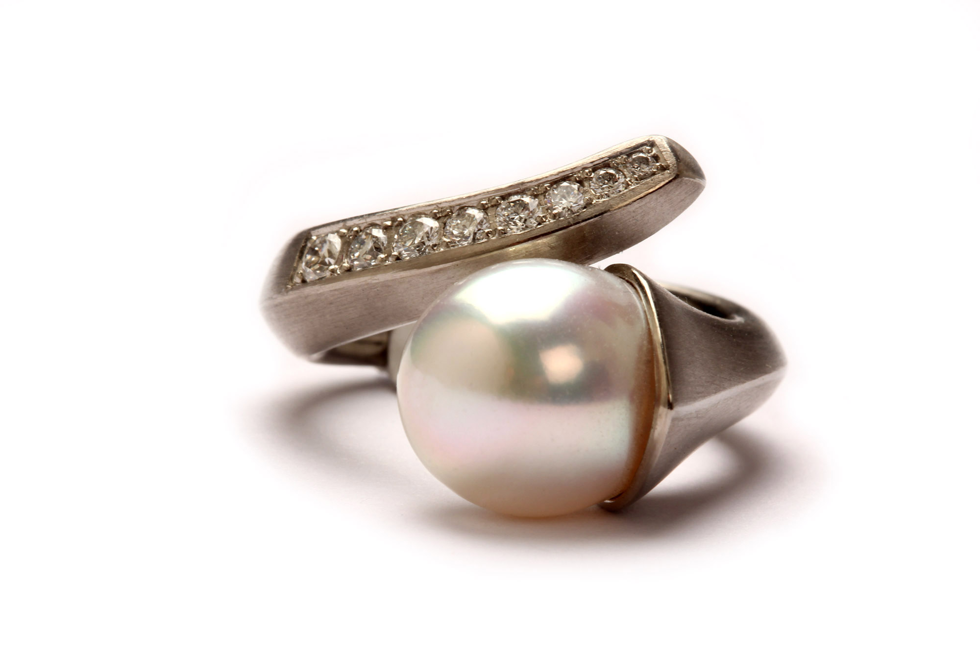 Ring in Wachs modelliert, in Palladium gegossen, mit Diamanten von Meisterhand gefaßt und Perle