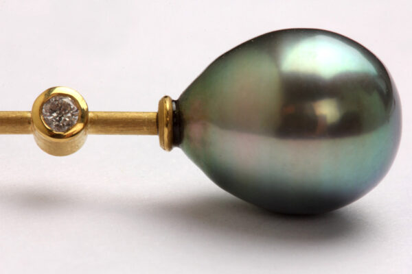 Ohrhänger in Gold mit Perlen und Diamanten
