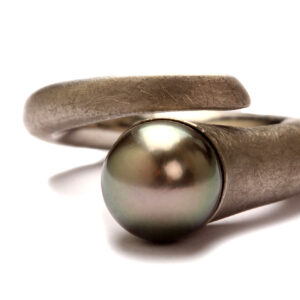 Ring in Wachs modelliert, in Palladium gegossen, grob mattiert, mit Perle