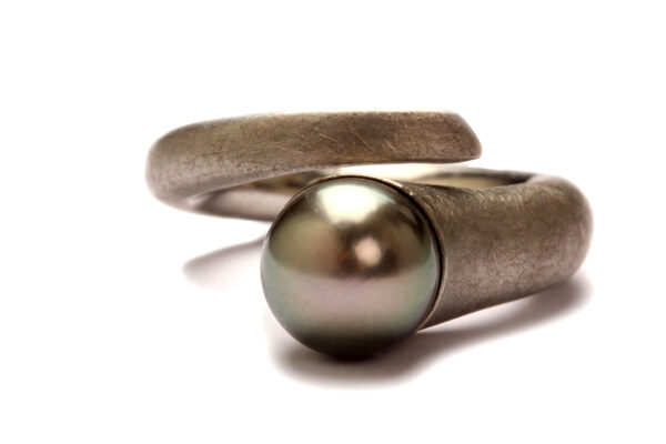 Ring in Wachs modelliert, in Palladium gegossen, grob mattiert, mit Perle