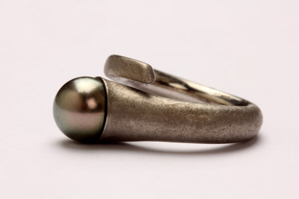 Ring in Wachs modelliert, in Palladium gegossen, grob mattiert, mit Perle
