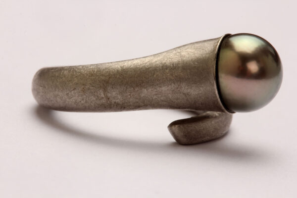 Ring in Wachs modelliert, in Palladium gegossen, grob mattiert, mit Perle