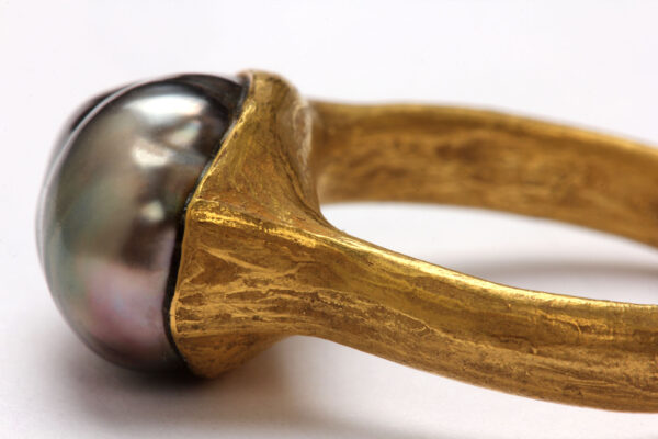 Ring in Wachs modelliert, in Gold gegossen, fein strukturierte Oberfläche, Perle