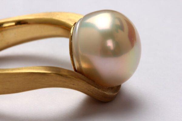Ring in Gold gegossen, mit Perle