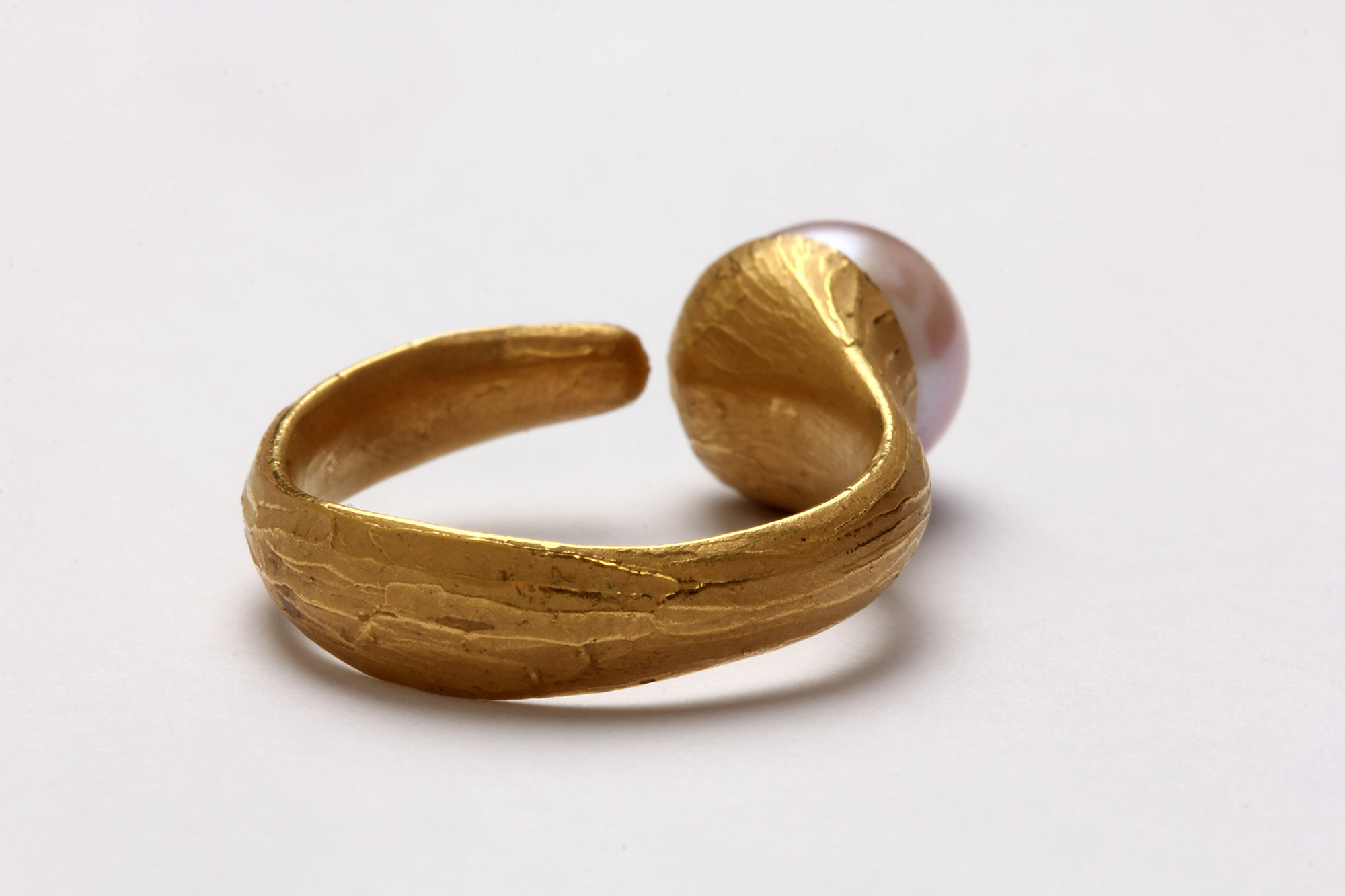 Ring in Gold gegossen, Perle