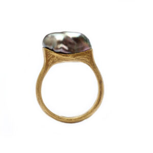 Ring in Wachs modelliert, in Gold gegossen, fein strukturierte Oberfläche, Perle
