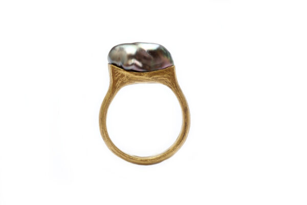 Ring in Wachs modelliert, in Gold gegossen, fein strukturierte Oberfläche, Perle