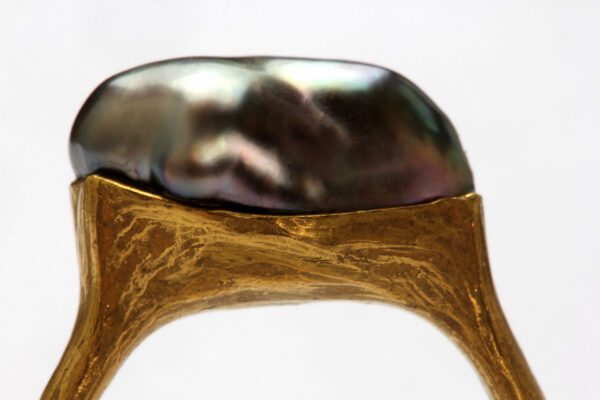 Ring in Wachs modelliert, in Gold gegossen, fein strukturierte Oberfläche, Perle