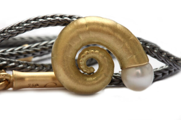 Anhänger "Nautilus" in Gold mit Perle an Kette