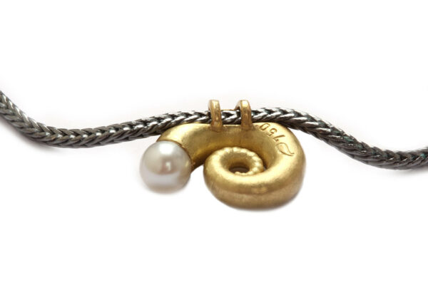 Anhänger "Nautilus" in Gold mit Perle an Kette