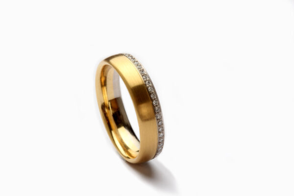 Ring aus Gelbgold und Weißgold mit Diamanten