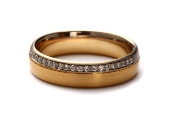 Ring aus Gelbgold und Weißgold mit Diamanten