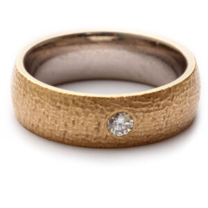Ring in Gold, außen Roségold, innen Weißgold, mit handgefräster Oberflächenstruktur, Diamant