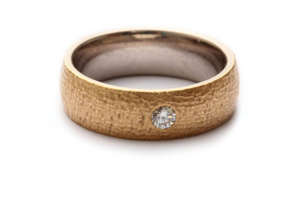 Ring in Gold, außen Roségold, innen Weißgold, mit handgefräster Oberflächenstruktur, Diamant