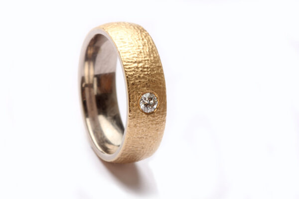 Ring in Gold, außen Roségold, innen Weißgold, mit handgefräster Oberflächenstruktur, Diamant