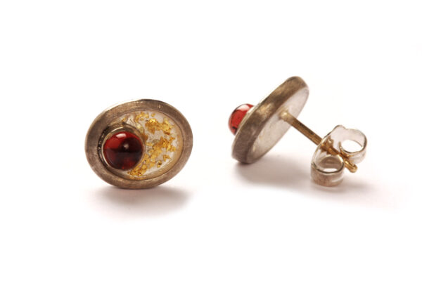 Ohrstecker in Silber mit Feingold aufgeschweißt, Granate in Gold gefaßt
