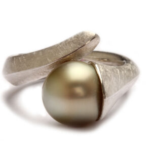 Ring in Silber mit Perle, eismatt