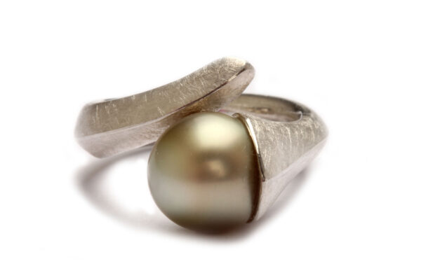 Ring in Silber mit Perle, eismatt