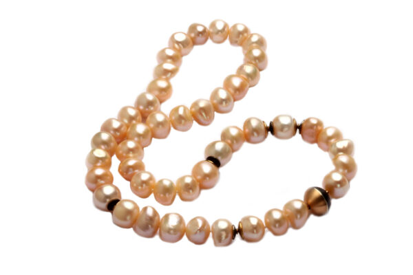 Perlencollier mit Elementen aus Gold und Silber