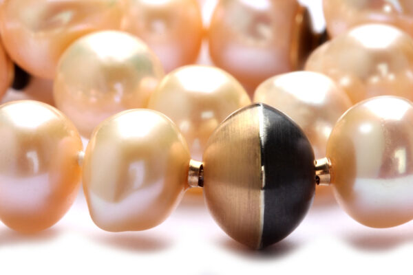 Perlencollier mit Elementen aus Gold und Silber