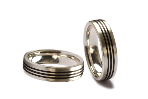 Trauringe in Silber mit Carbon