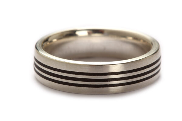 Trauringe in Silber mit Carbon
