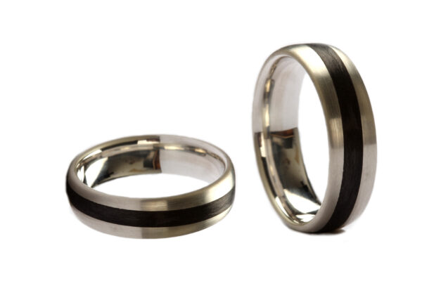 Trauringe in Silber mit Carbon