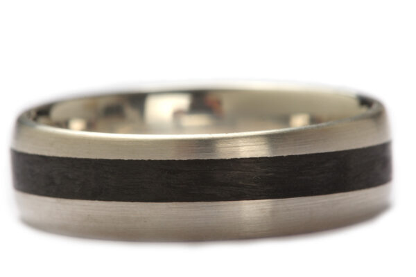 Trauringe in Silber mit Carbon