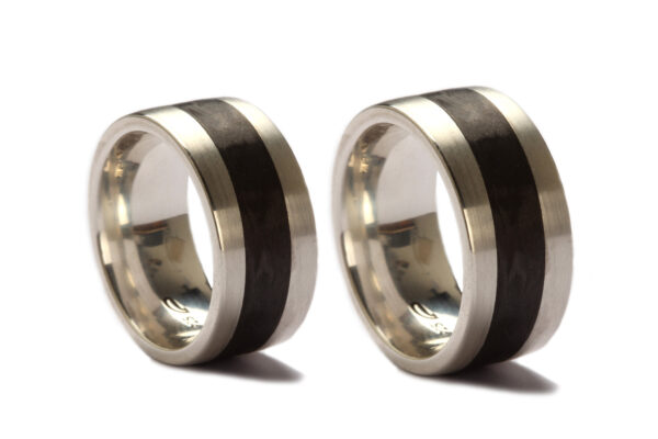 Trauringe in Silber mit Carbon
