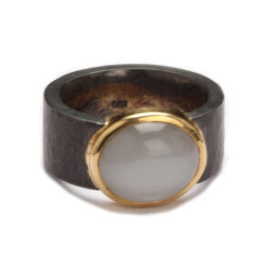 Ring aus Silber, Feingold aufgeschweißt, mit Mondstein