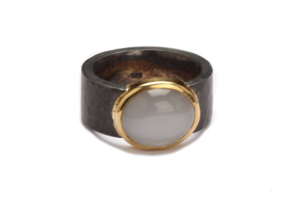 Ring aus Silber, Feingold aufgeschweißt, mit Mondstein
