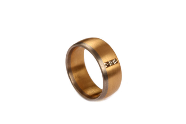 Ring aus Gelb- u. Weißgold mit 3 Diamanten