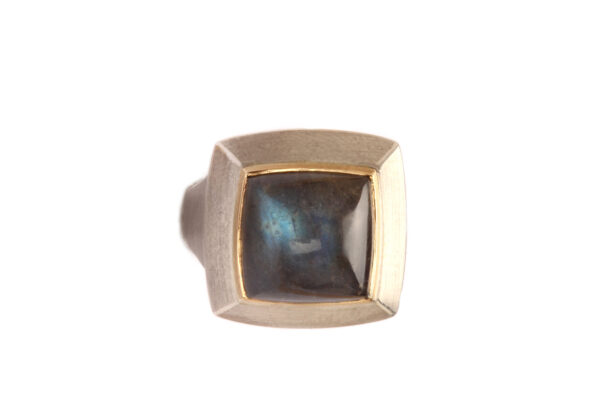 Ring aus Silber mit Sprectrolith in 750er Gelbgold-Fassung