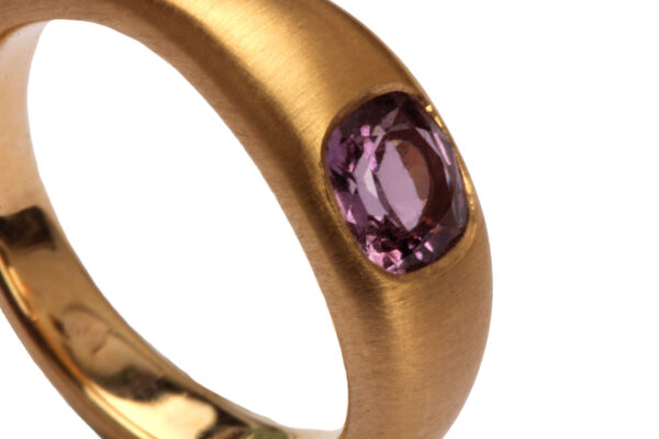 Ring aus Roségold mit Saphir in pink